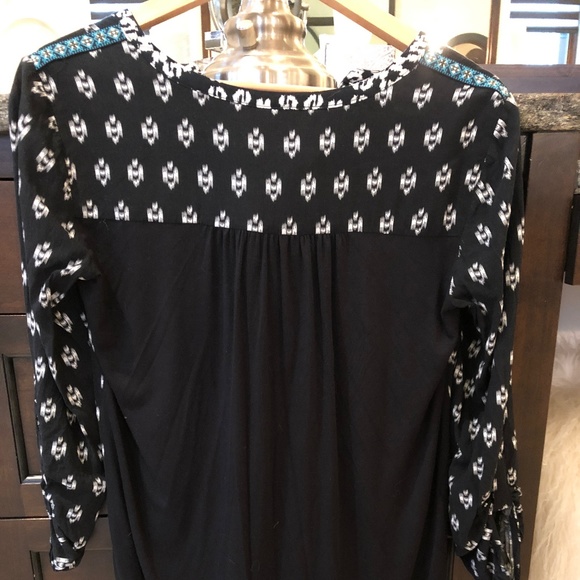 A Black blouse with a White pattern on top - Picture 2 of 3